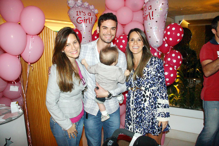 Fernanda Pontes e Sidney Sampaio com a mulher, Juliana, e o filho Leonardo