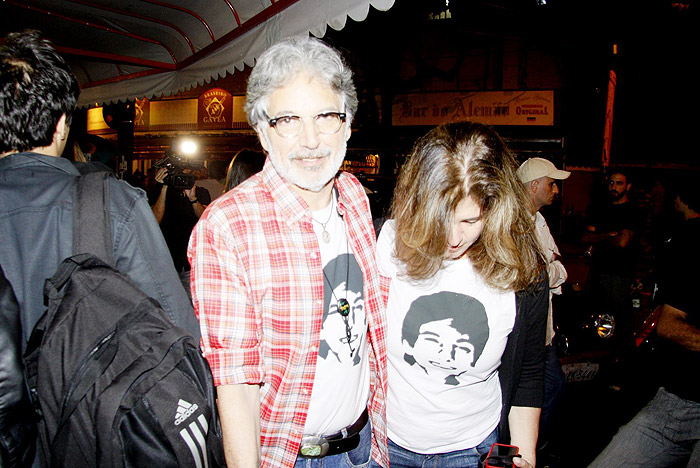 Raul Mascarenhas foi com uma camiseta que tinha o rosto do filha estampado. 