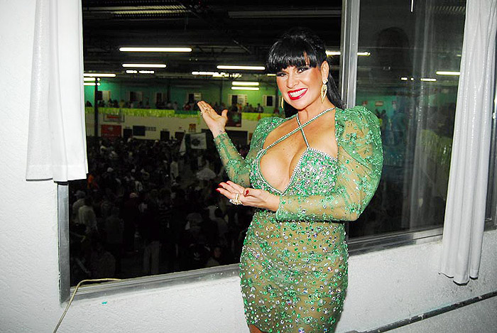 Solange Gomes exibiu a boa forma usando um vestido transparente