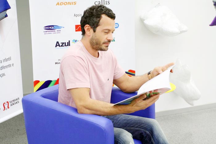 Malvino Salvador mostrou toda a sua concentração ao ler. 