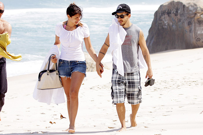 Junior Lima e a namorada deixaram a praia de mãos dadas