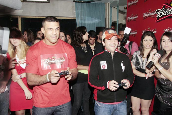 Lutador também jogou video game. 
