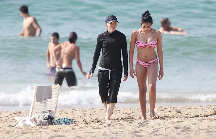 Madonna passeia com sua filha Lourdes Maria pelas areias francesas