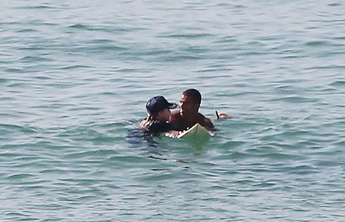 Madonna em um clima romântico com seu namorado no meio do mar