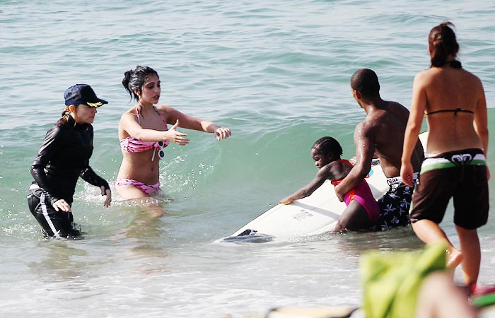 Lourdes Maria também estava querendo surfar com a prancha do namorado de sua mãe