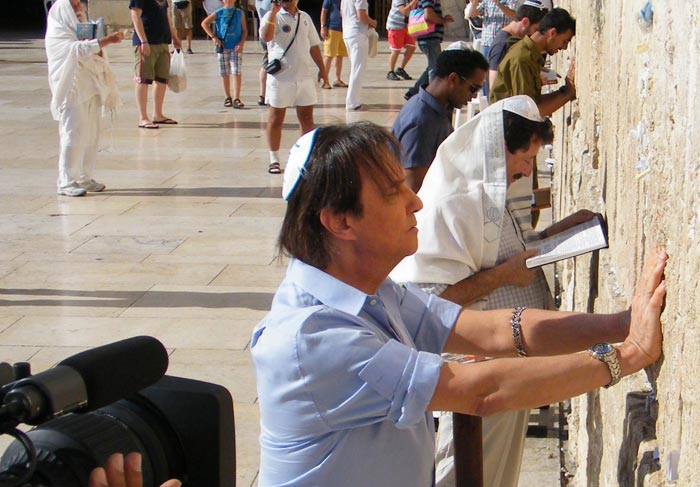 Roberto Carlos leva seus pedidos em meio aos turistas 