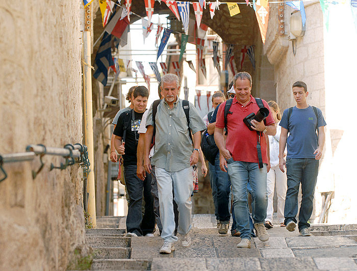 Jayme Monjardim e o diretor de fotografia Afonso Beato caminham pelas ruas da velha cidade