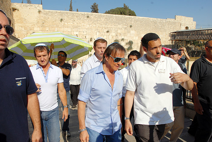 Roberto Carlos visita o Muro das Lamentações
