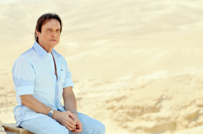 Roberto Carlos grava especial da Globo no deserto da Judéia
