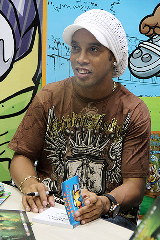 Ronaldinho autografou gibis na Bienal do Livro