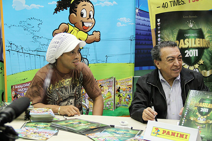 Ronaldinho Gaúcho e Mauricio de Souza autografaram exemplares de um gibi com o jogador de personagem 