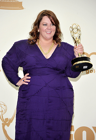 Melissa McCarthy, da série Mike & Molly, sorri para as câmeras após receber seu prêmio
