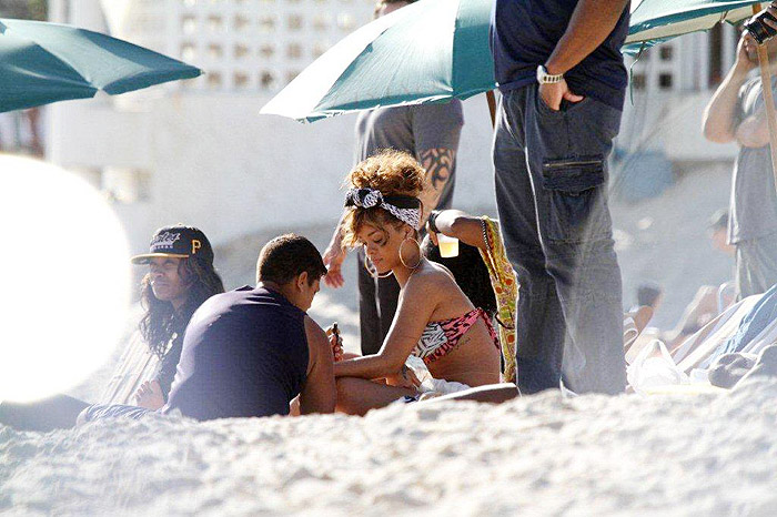 Rihanna curte dia de praia no Rio de Janeiro