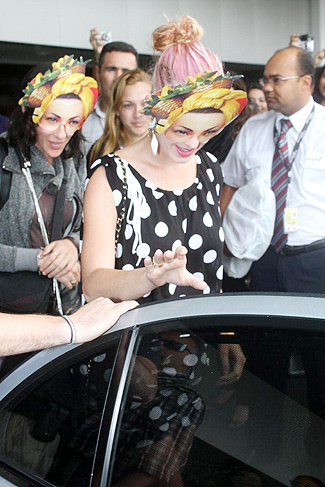 Katy Perry entra no carro no Aeroporto Internacional do Rio de Janeiro