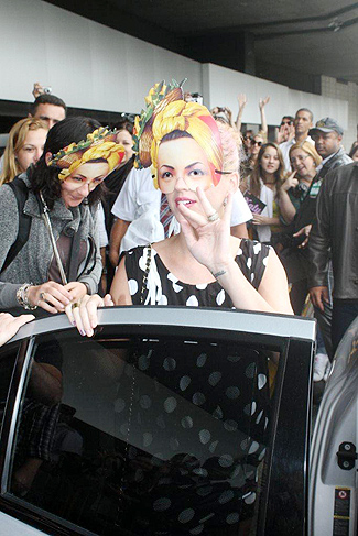 Público se aglomerou no Aeroporto para ver Katy Perry de máscara