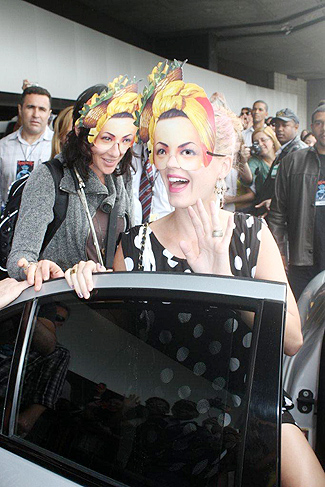Katy Perry se divertiu na chegada ao Rio de Janeiro