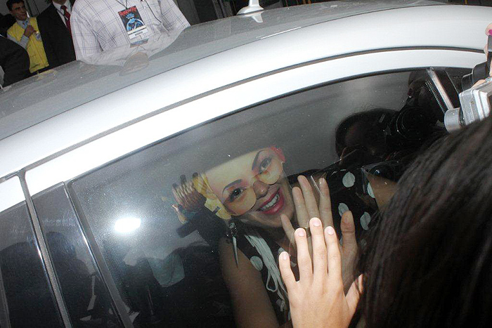 Cantora Katy Perry cumprimenta fãs de dentro do carro