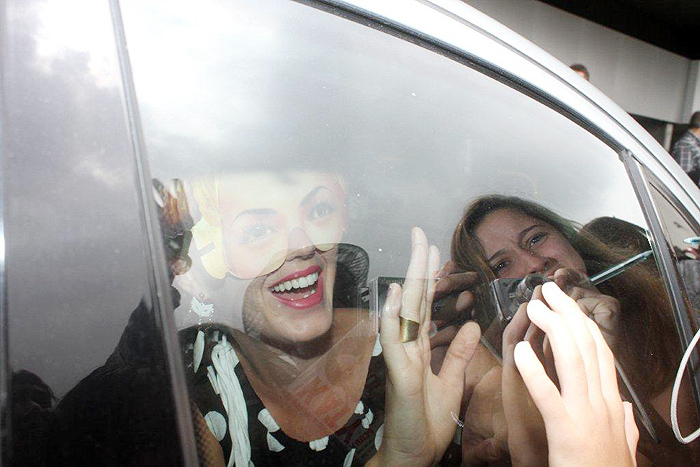Katy Perry chega ao Rio usando máscara de Carmem Miranda