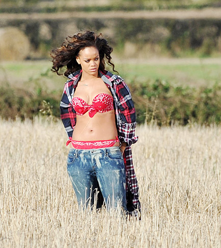 Fazendeiro explusa Rihanna de suas terras durante gravação de videoclipe na Irlanda