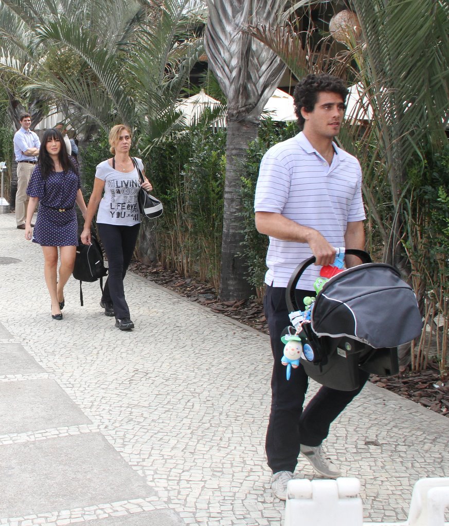 Fábio Novaes seguiu com o filho do casal enquanto Dani levou a mochila