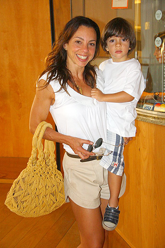 Carla Marins com o filho, Leon.