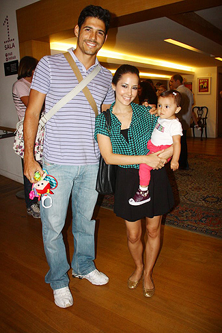 Marlos Luz, Maytê Piragibe e a filha, Violeta. 
