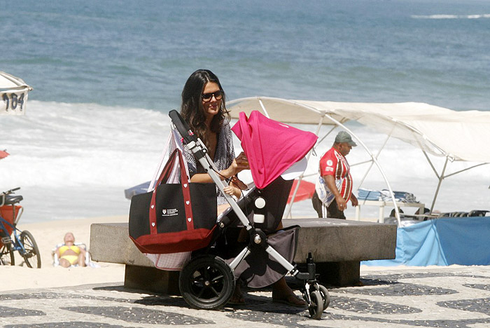 Daniella Sarahyba aproveita dia de sol com a filha na praia