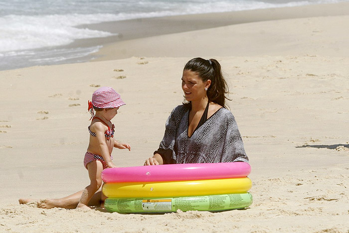Daniella Sarahyba aproveita dia de sol com a filha na praia