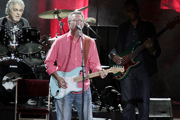 Famosos curtiram o penúltimo show de Eric Clapton no Brasil.