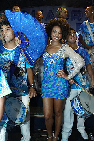 Sheron Menezes esbanjou estilo na performance à frente dos ritmistas na final para a escolha do Smab enredo de 2012