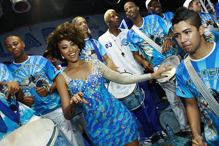A morena mostrou muito samba no pé na noite em que a azul e branco de Madureira escolheu o samba para o Carnaval 2012