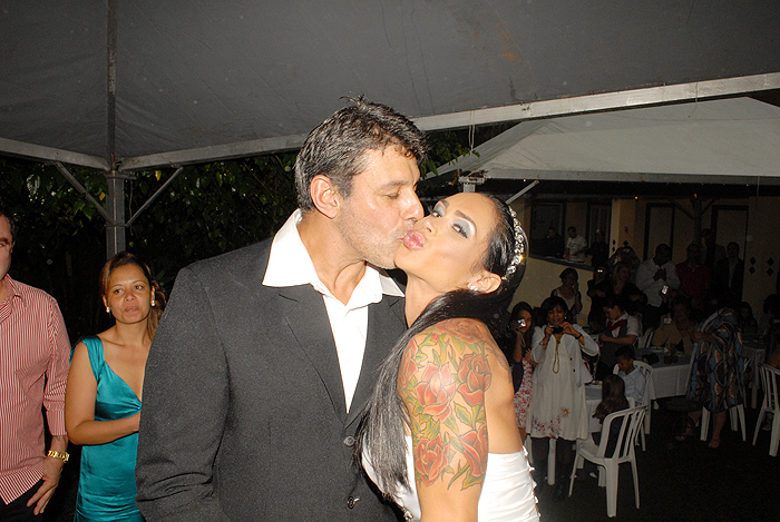 Beijo carinhoso do noivo, Alexandre Frota, na sua esposa, Fabiana Rodrigues