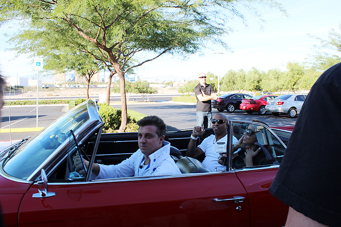 Luciano Huck dirigiu um Cadillac vermelho durante a gravação do quadro Vou de Táxi