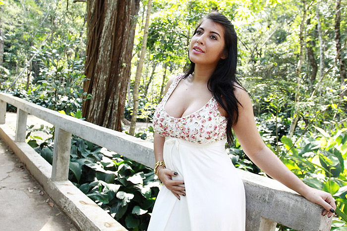 Ex-BBB Priscila Pires revela gravidez em ensaio fotográfico