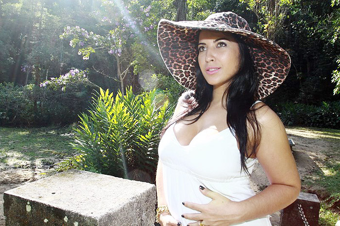 Ex-BBB Priscila Pires revela gravidez em ensaio fotográfico