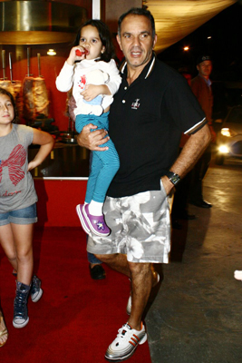 Humberto Martins com a filha no colo