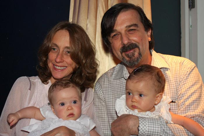 Betty Gofmann com o marido, Hugo Barreto, e as gêmeas Alice e Helena, de 7 meses