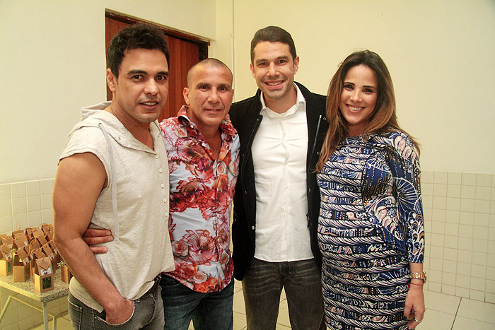 Zezé di Camargo posa para foto com Wanessa, Marcus Buaiz e o ator Eri Johnson