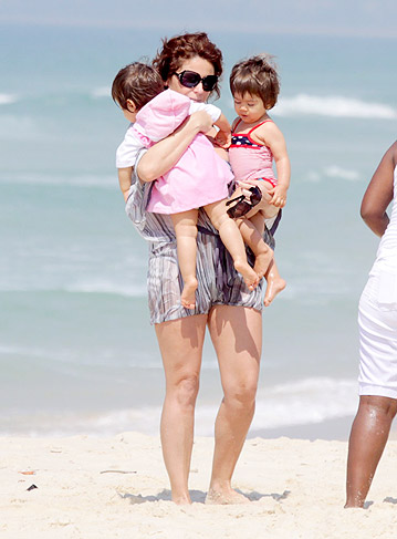 Giovanna Antonelli curte manhã com as filhas na praia