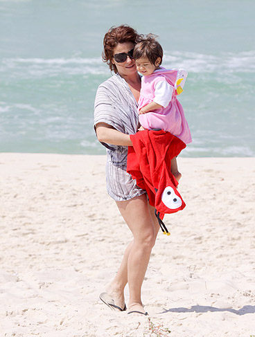 Giovanna Antonelli curte manhã com as filhas na praia
