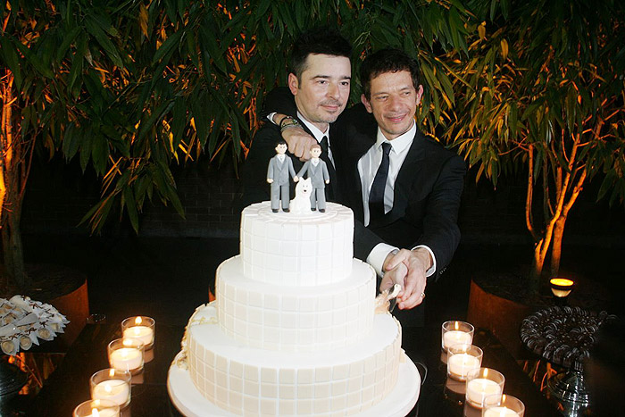 Carlos Tufvesson e André Piva posam em frente ao bolo