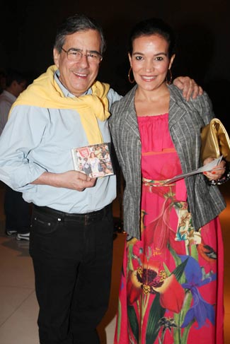 Paulo Henrique Amorim prestigia show de Beth Carvalho com a esposa