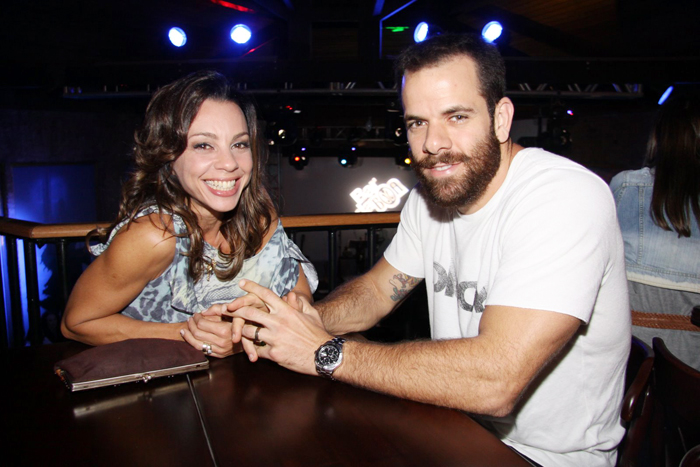 Carla Marins e o marido, Hugo Baltazar, na casa de shows Bar da Boa 