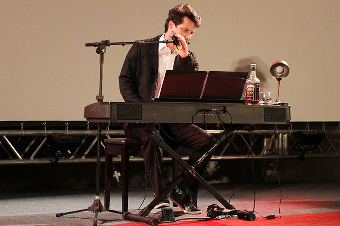 Marcelo Serrado senta-se em um teclado