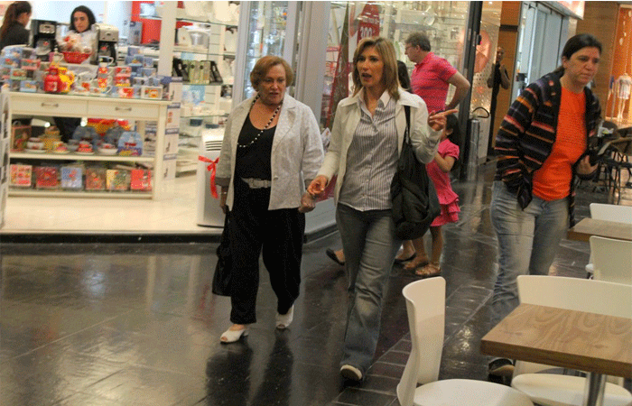 Nicete Bruno e Beth Goulart passeiam juntas em shopping no RJ - O Fuxico