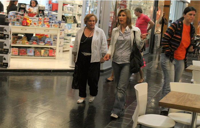 Nicete Bruno e Beth Goulart passeiam juntas em shopping no RJ - O Fuxico
