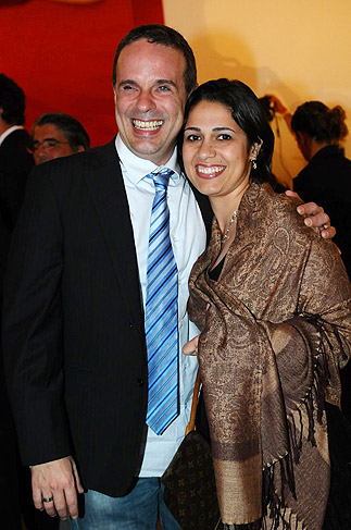 Dudu Braga e a esposa posaram para os fotógrafos