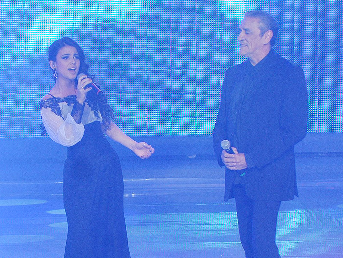 Paula Fernandes e Zé Ramalho cantam na festa do Prêmio Craque do Brasileirão. 