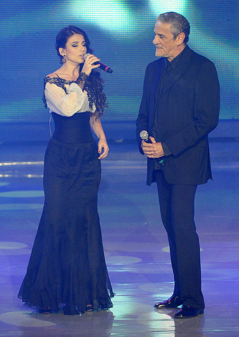 Paula Fernandes e Zé Ramalho no palco do Prêmio Craque do Brasileirão. 
