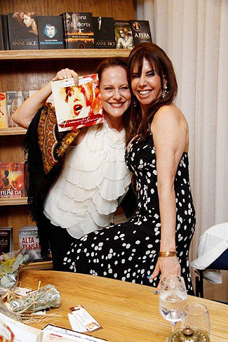 Lucinha Lins foi dar um abraço na amiga Claudia Alencar que lançou um livro no Rio na noite de segunda (5)